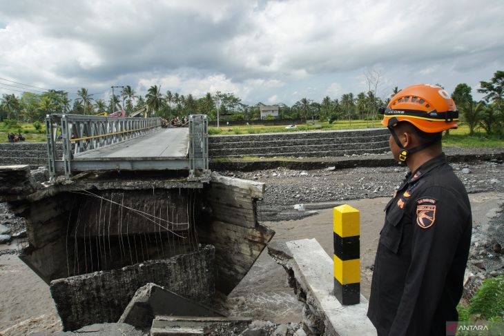 Jembatan putus akibat banjir lahar hujan Gunung Semeru