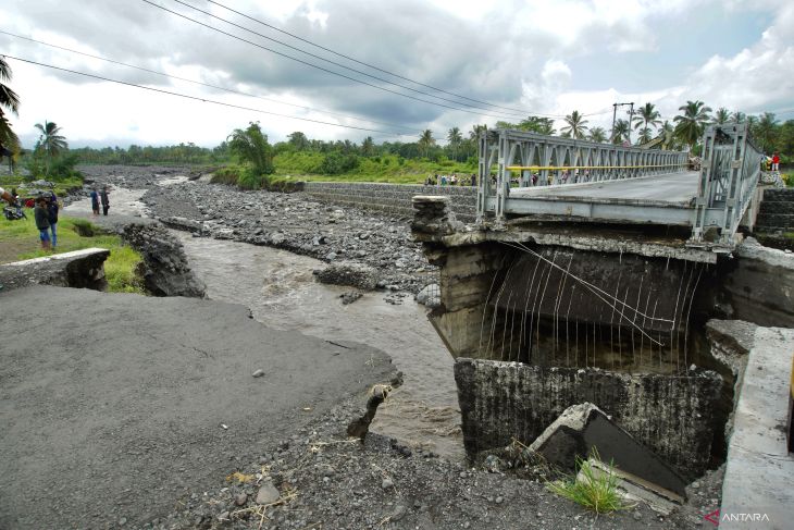 Jembatan putus akibat banjir lahar hujan Gunung Semeru