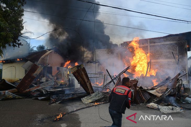 FOTO - Kebakaran toko dan rumah warga di Aceh Besar