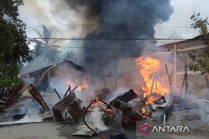 FOTO - Kebakaran toko dan rumah warga di Aceh Besar