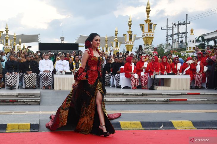 Rekor MURI Peragaan Busana Kebaya Kartini