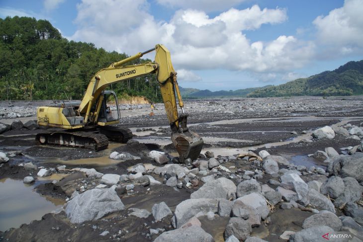 Perbaikan jalur aliran lahar hujan Gunung Semeru