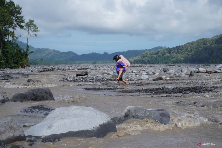 Dampak jembatan putus akibat banjir lahar Gunung Semeru
