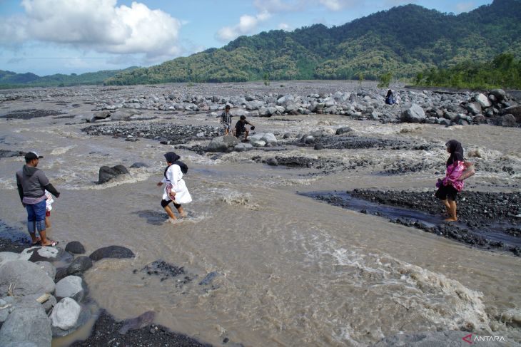 Dampak jembatan putus akibat banjir lahar Gunung Semeru