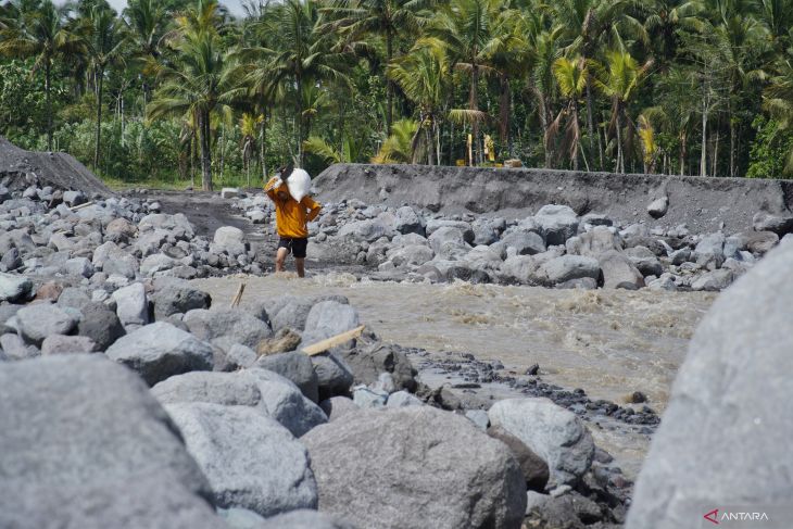 Dampak jembatan putus akibat banjir lahar Gunung Semeru