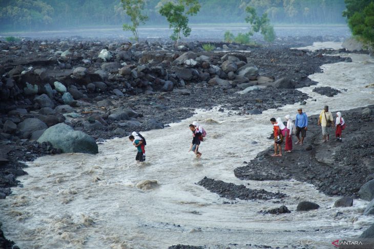 Akses utama menuju sekolah terdampak banjir Semeru