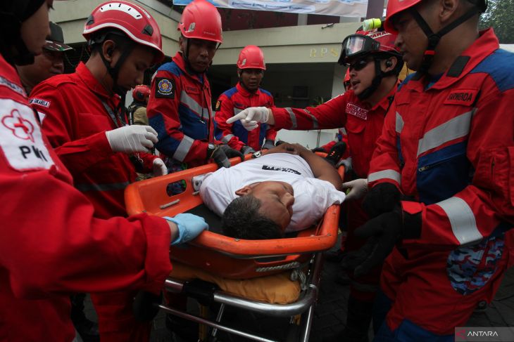Simulasi penanggulangan bencana di Surabaya