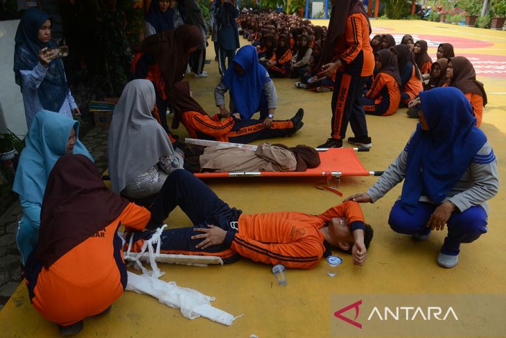 FOTO - Simulasi evakuasi mandiri tsunami di Aceh Besar