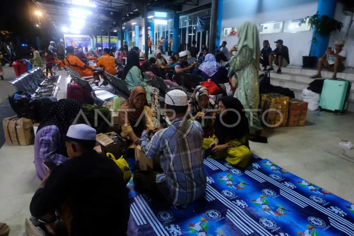 Penumpang KM Bukit Raya rute Pontianak-Surabaya batal berangkat