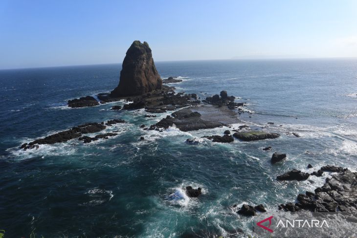 Pantai Papuma Jember masih jadi destinasi favorit