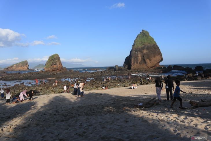 Pantai Papuma Jember masih jadi destinasi favorit