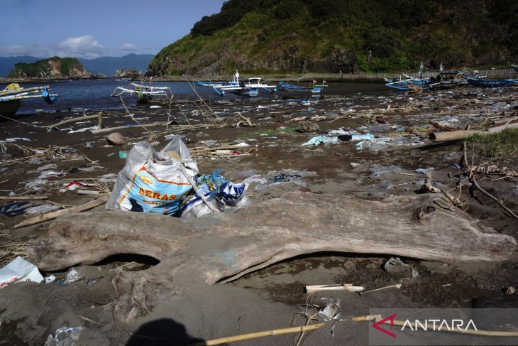 Pesisir pantai Payangan Jember dipenuhi sampah