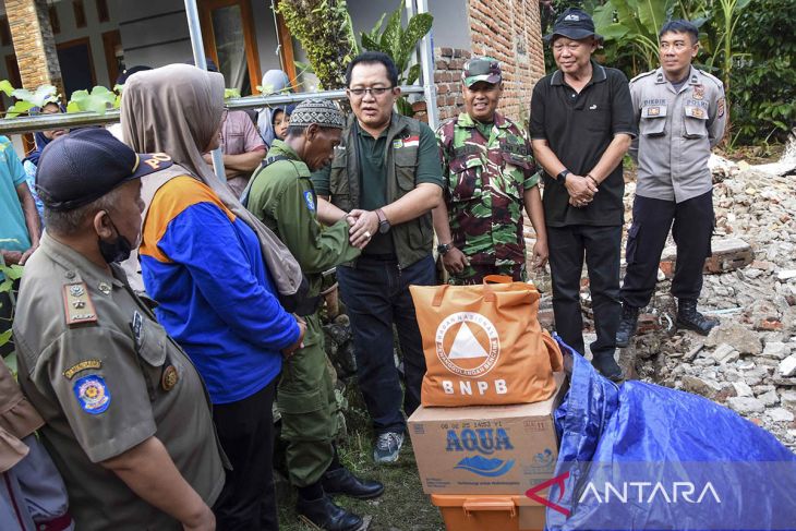 Rumah roboh terdampak gempa Garut