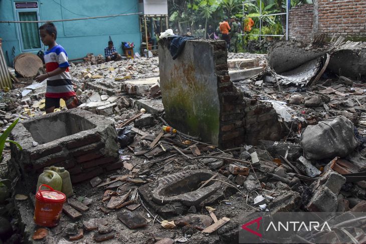 Rumah roboh terdampak gempa Garut