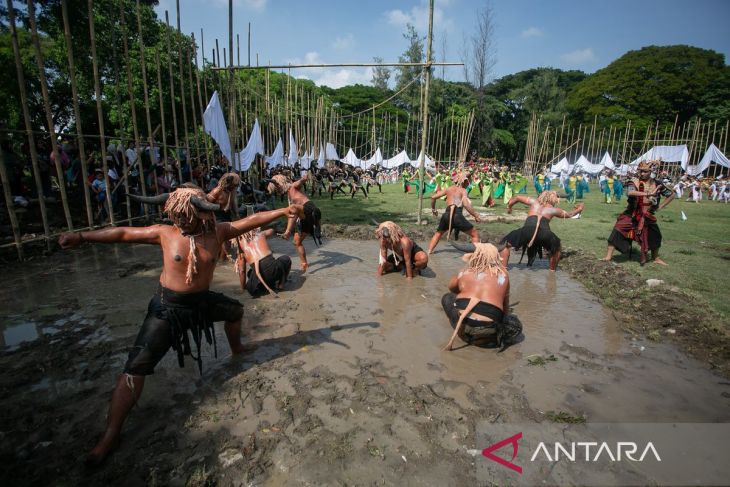 Pentas tari peringatan Hari Tari Sedunia di Solo