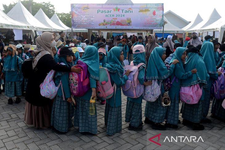 FOTO - Kunjungan pelajar mengenal kebutuhan pangan di pasar tani