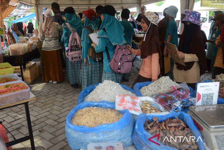 FOTO - Kunjungan pelajar mengenal kebutuhan pangan di pasar tani