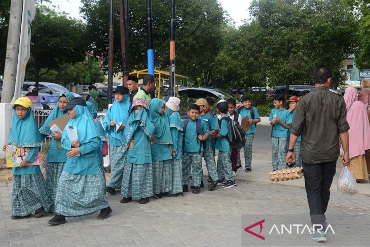 FOTO - Kunjungan pelajar mengenal kebutuhan pangan di pasar tani