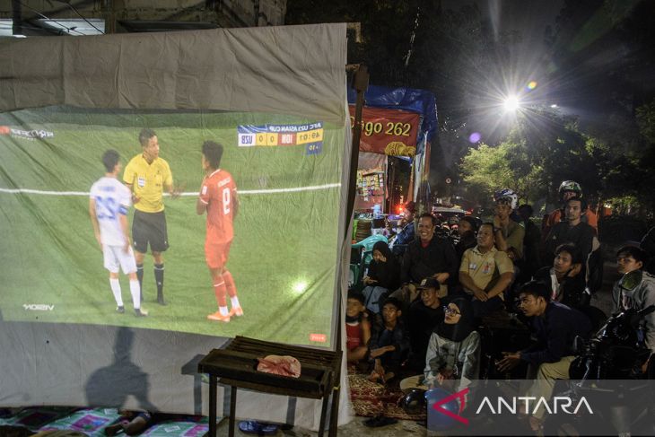 Warga nonton bareng Timnas Indonesia di Bandung