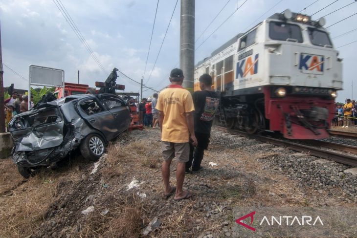 Kecelakaan mobil dengan kereta api di perlintasan tanpa palang pintu
