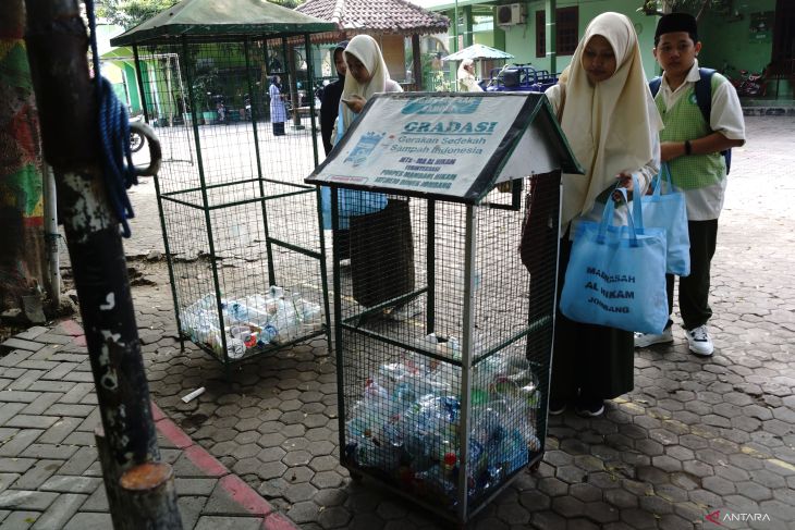 Gerakan sedekah sampah sekolah di Jombang