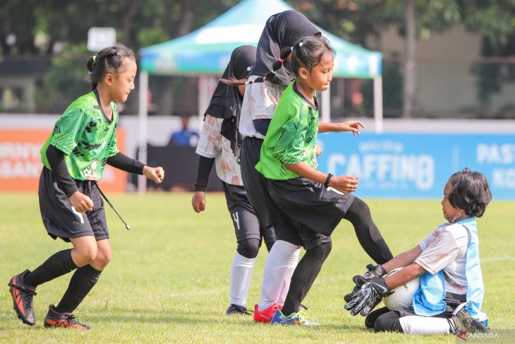 Kompetisi sepak bola putri di Surabaya