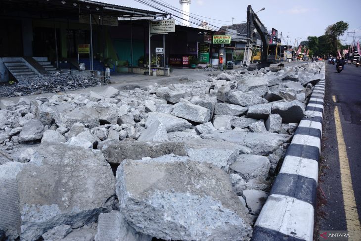 Pembongkaran jalan cor di Jombang