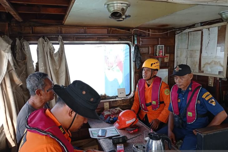 Evakuasi kapal kandas di perairan pantai Pasir Padi