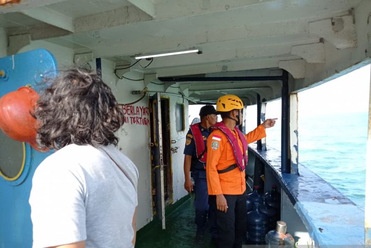 Evakuasi kapal kandas di perairan pantai Pasir Padi