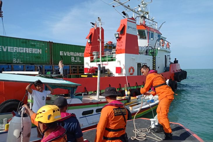 Evakuasi kapal kandas di perairan pantai Pasir Padi