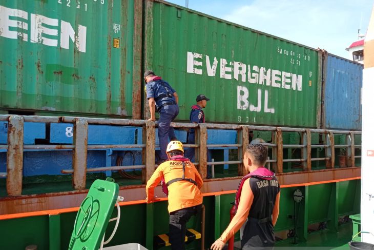 Evakuasi kapal kandas di perairan pantai Pasir Padi