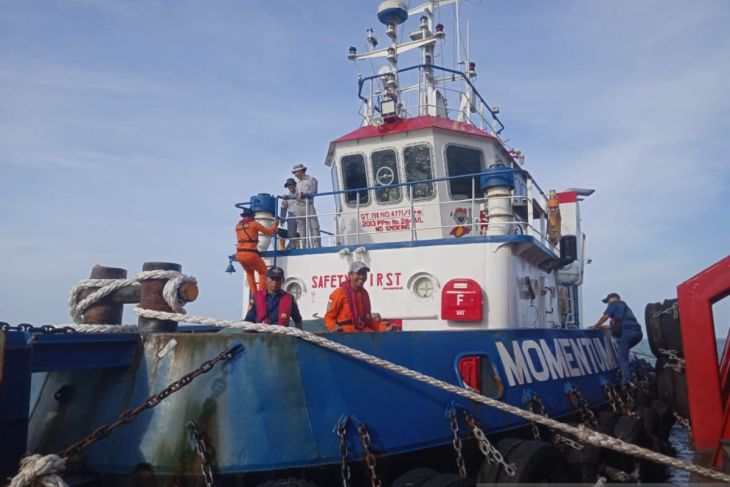 Evakuasi kapal kandas di perairan pantai Pasir Padi