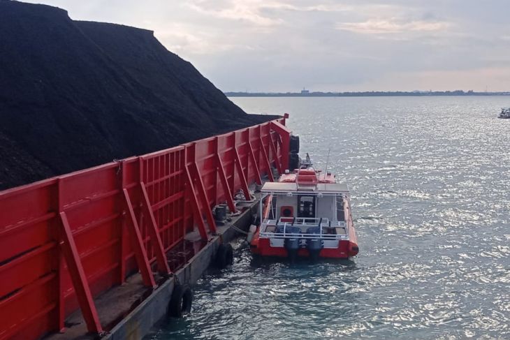 Evakuasi kapal kandas di perairan pantai Pasir Padi