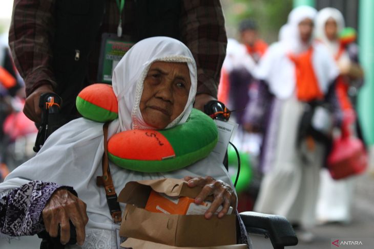 Jamaah calon haji tiba di Asrama Haji Embarkasi Surabaya