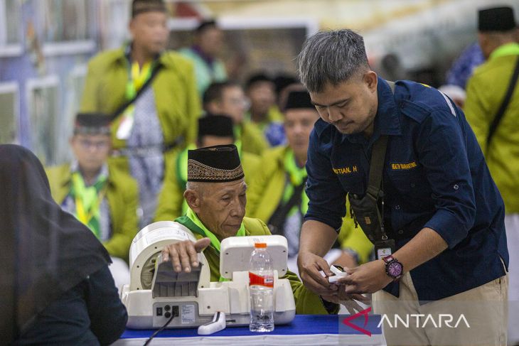 Kedatangan jamaah calon haji di asrama haji embarkasi Kertajati