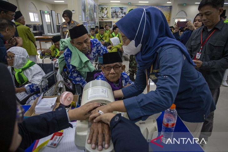 Kedatangan jamaah calon haji di asrama haji embarkasi Kertajati