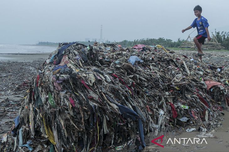 Penumpukan sampah di Pantai Cibutun Loji Sukabumi