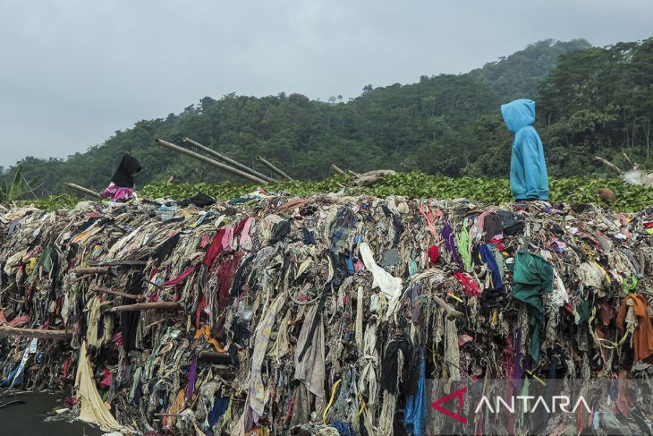 Penumpukan sampah di Pantai Cibutun Loji Sukabumi