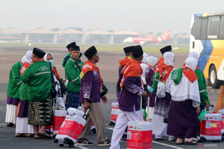 Pemberangkatan jamaah calon haji embarkasi Surabaya