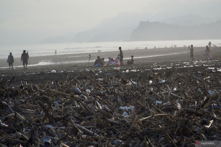 Sampah kiriman banjir Semeru menumpuk di Pantai Lumajang