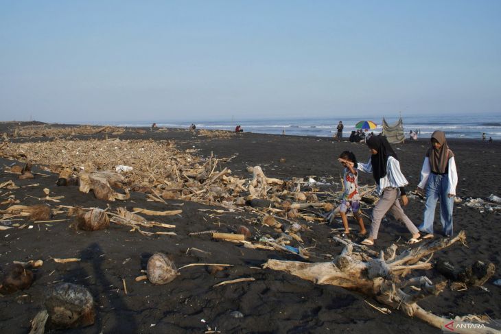 Sampah kiriman banjir Semeru menumpuk di pantai Lumajang