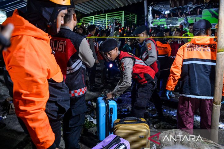 Evakuasi korban kecelakaan bus di Palasari Subang