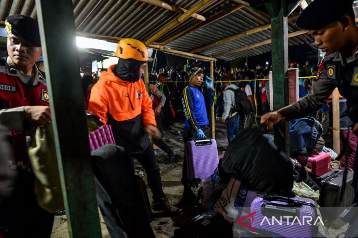 Evakuasi korban kecelakaan bus di Palasari Subang