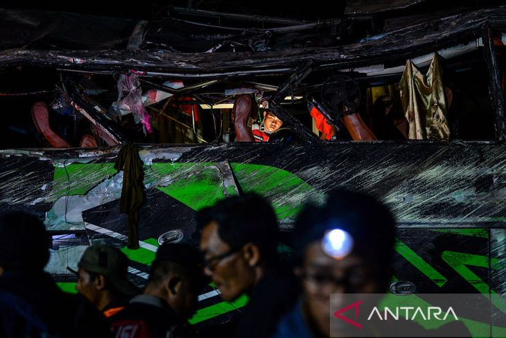 Evakuasi korban kecelakaan bus di Palasari Subang