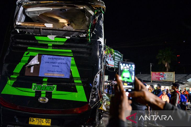 Evakuasi korban kecelakaan bus di Palasari Subang