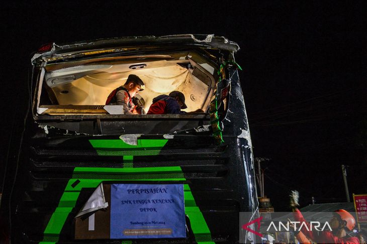 Evakuasi korban kecelakaan bus di Palasari Subang