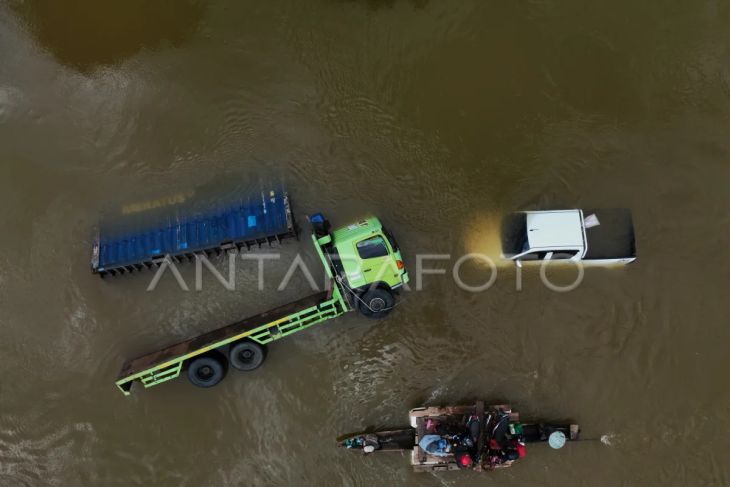 Terjebak banjir bandang di jalan trans Sulawesi