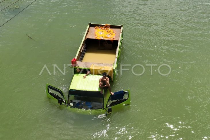 Terjebak banjir bandang di jalan trans Sulawesi