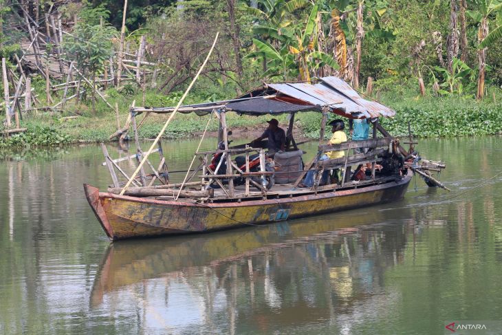 Perahu penyeberangan sungai Brantas