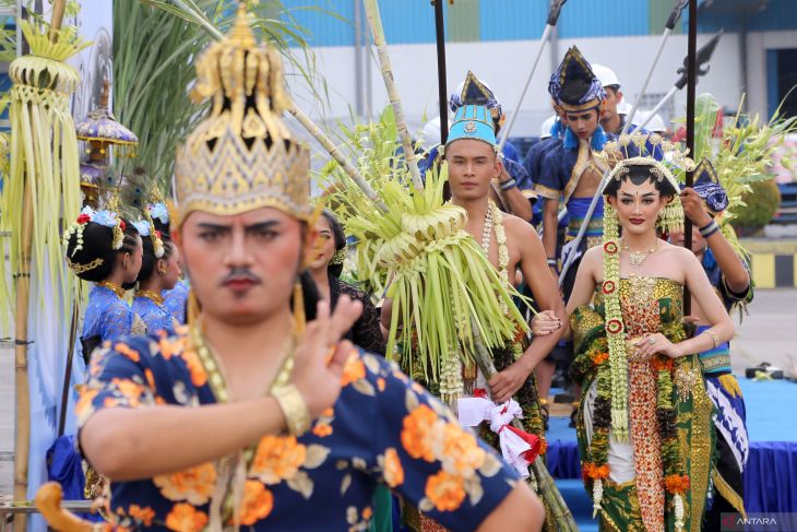 Tradisi manten tebu di Pabrik Gula PT RMI Blitar